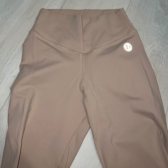 NEW Dtina’s Boutique Beige Workout Leggings – Butt Scrunch - Picture 3 of 3